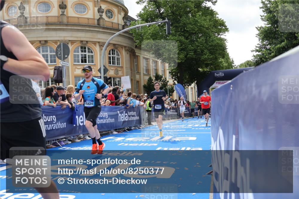 29.06.2025 - hella hamburg halbmarathon Strokosch-Dieckow http://msf.ph/oto/8250377 29.06.2025 10:40:08 Ziel 2826, 3547, 4381, 5007, 5050, 5409, 5410, 5508, 5803, 5916, 6080, 7495, 8465, 8933, 10968, 11731, 12091, 12704, 13514, 13667, 14699, 15424, 17973, 18614, 18979 meine-sportfotos.de