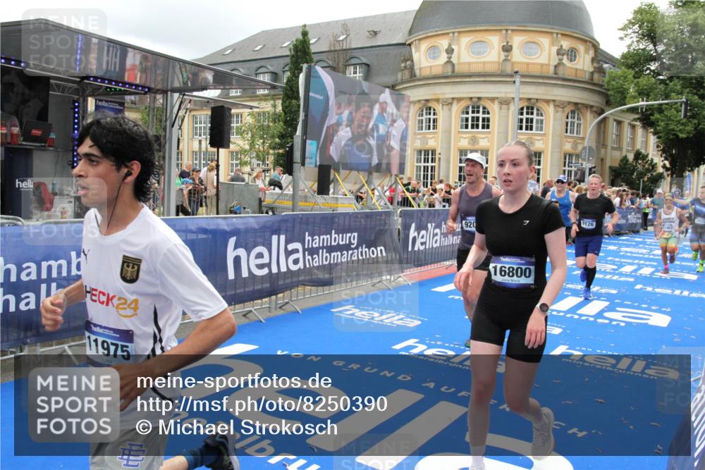 29.06.2025 - hella hamburg halbmarathon Michael Strokosch http://msf.ph/oto/8250390 29.06.2025 10:49:55 Ziel 2540, 4017, 5460, 8454, 8455, 9126, 9200, 9491, 9597, 11975, 12527, 12733, 13463, 16732, 16800, 16887, 19109, 19122 meine-sportfotos.de