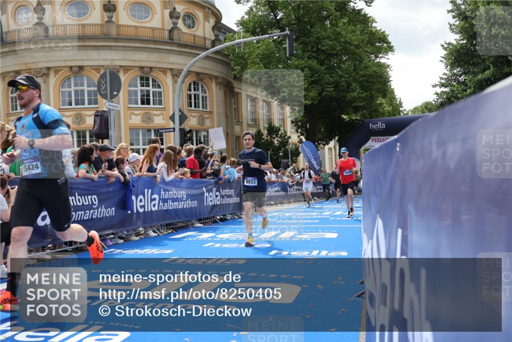 29.06.2025 - hella hamburg halbmarathon Strokosch-Dieckow http://msf.ph/oto/8250405 29.06.2025 10:40:08 Ziel 2826, 3547, 4381, 5007, 5050, 5409, 5410, 5508, 5803, 5916, 6080, 7495, 8465, 8933, 10968, 11731, 12091, 12704, 13514, 13667, 14699, 15424, 17973, 18614, 18979 meine-sportfotos.de