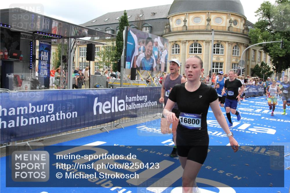 29.06.2025 - hella hamburg halbmarathon Michael Strokosch http://msf.ph/oto/8250423 29.06.2025 10:49:55 Ziel 2540, 4017, 5460, 8454, 8455, 9126, 9200, 9491, 9597, 11975, 12527, 12733, 13463, 16732, 16800, 16887, 19109, 19122 meine-sportfotos.de