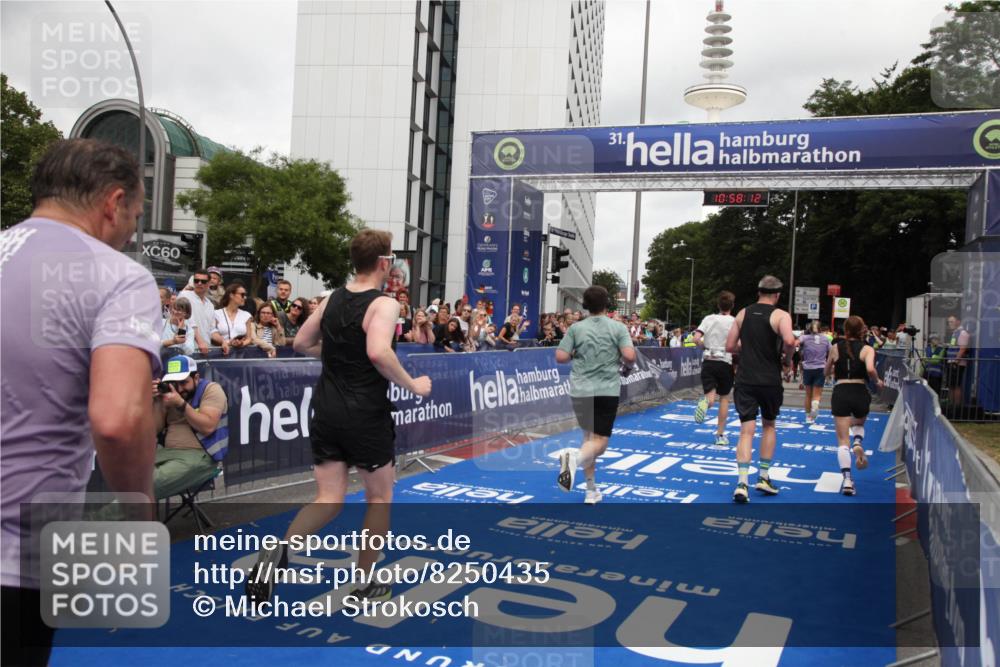 29.06.2025 - hella hamburg halbmarathon Michael Strokosch http://msf.ph/oto/8250435 29.06.2025 10:58:11 Ziel 1563, 1611, 2907, 3141, 4319, 4426, 6892, 8290, 10036, 10408, 11832, 12773, 13666, 15125, 15189 meine-sportfotos.de
