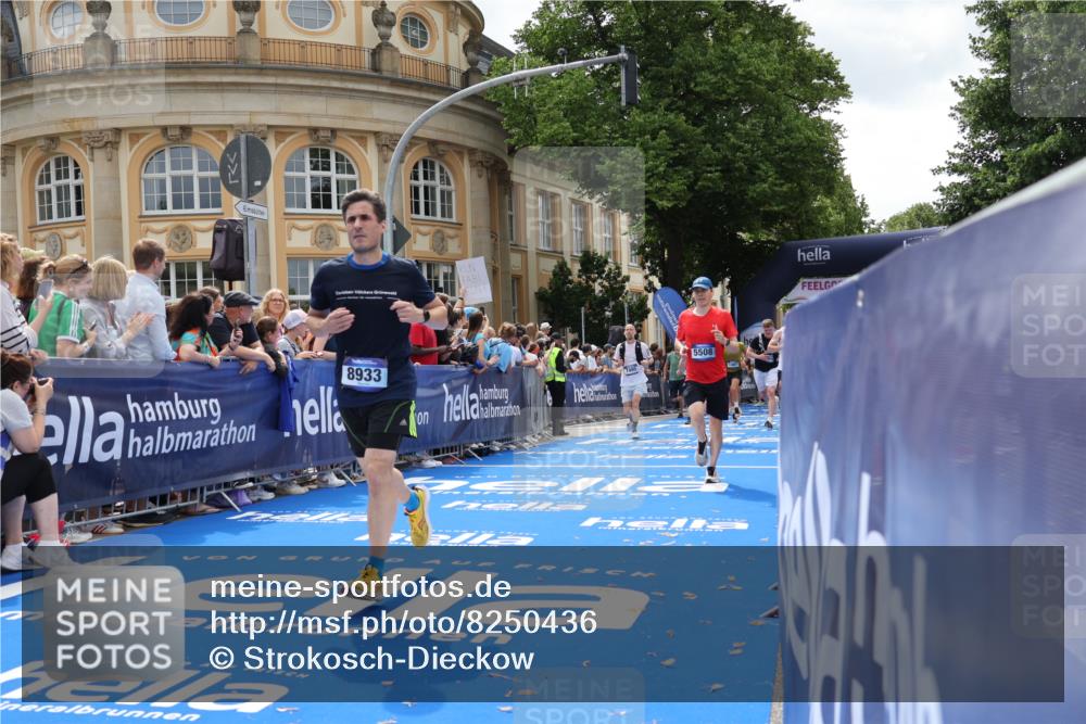 29.06.2025 - hella hamburg halbmarathon Strokosch-Dieckow http://msf.ph/oto/8250436 29.06.2025 10:40:09 Ziel 2826, 3547, 4381, 5007, 5409, 5410, 5508, 5803, 5916, 7495, 8465, 8933, 10968, 11731, 12091, 12704, 13514, 13667, 14699, 15424, 17973, 18614, 18979 meine-sportfotos.de