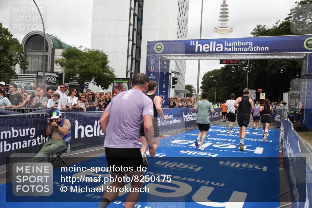 29.06.2025 - hella hamburg halbmarathon Michael Strokosch http://msf.ph/oto/8250475 29.06.2025 10:58:11 Ziel 1563, 1611, 2907, 3141, 4319, 4426, 6892, 8290, 10036, 10408, 11832, 12773, 13666, 15125, 15189 meine-sportfotos.de