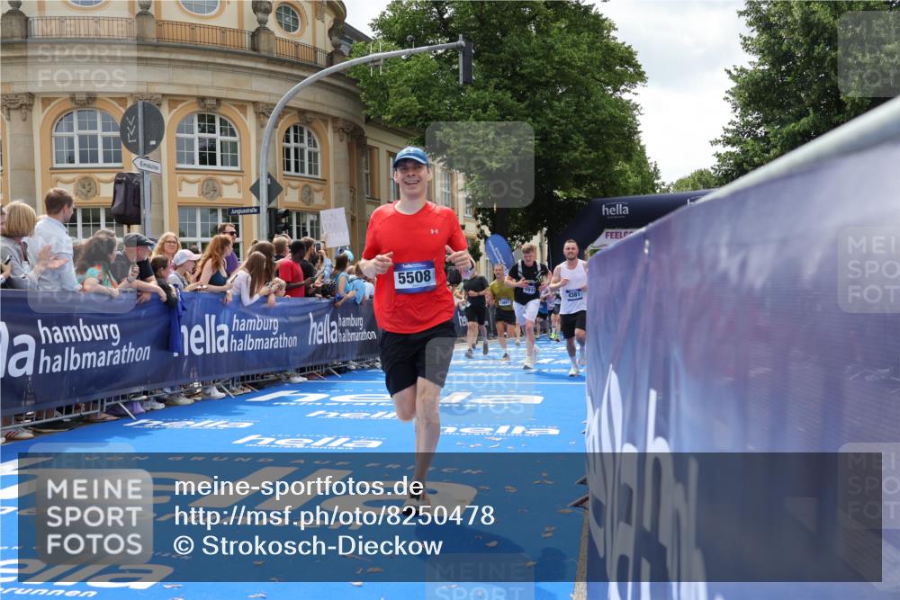29.06.2025 - hella hamburg halbmarathon Strokosch-Dieckow http://msf.ph/oto/8250478 29.06.2025 10:40:11 Ziel 3547, 4381, 5007, 5409, 5410, 5508, 5803, 5916, 7495, 8465, 8933, 10968, 11731, 12704, 13667, 14699, 15424, 18614, 18979 meine-sportfotos.de