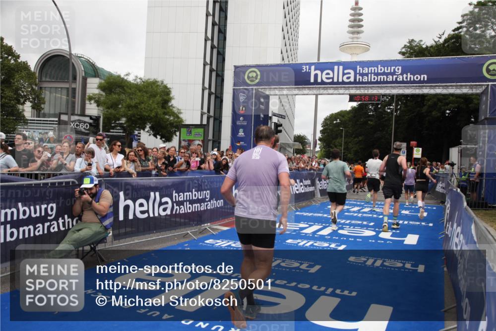 29.06.2025 - hella hamburg halbmarathon Michael Strokosch http://msf.ph/oto/8250501 29.06.2025 10:58:11 Ziel 1563, 1611, 2907, 3141, 4319, 4426, 6892, 8290, 10036, 10408, 11832, 12773, 13666, 15125, 15189 meine-sportfotos.de