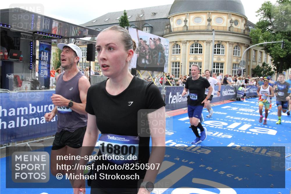 29.06.2025 - hella hamburg halbmarathon Michael Strokosch http://msf.ph/oto/8250507 29.06.2025 10:49:56 Ziel 2540, 4017, 5460, 8454, 8455, 9126, 9200, 9491, 9597, 11975, 12527, 12733, 13463, 16716, 16732, 16800, 16887, 19109, 19122 meine-sportfotos.de