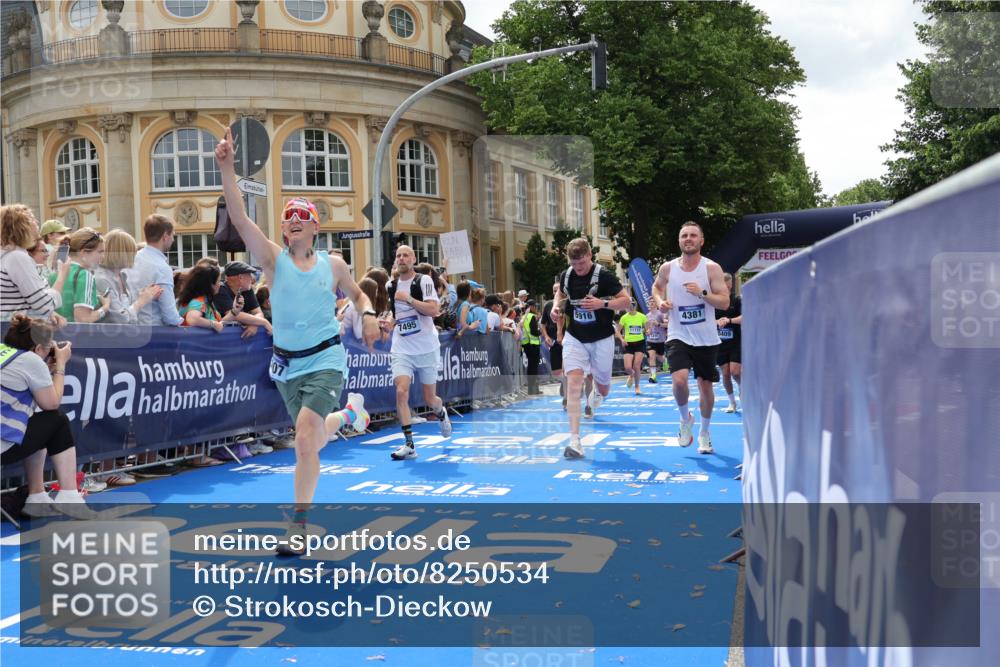 29.06.2025 - hella hamburg halbmarathon Strokosch-Dieckow http://msf.ph/oto/8250534 29.06.2025 10:40:12 Ziel 3547, 4381, 5007, 5409, 5410, 5508, 5803, 5916, 7495, 8465, 8933, 10968, 11731, 12704, 13667, 14699, 15424, 18614, 18979 meine-sportfotos.de