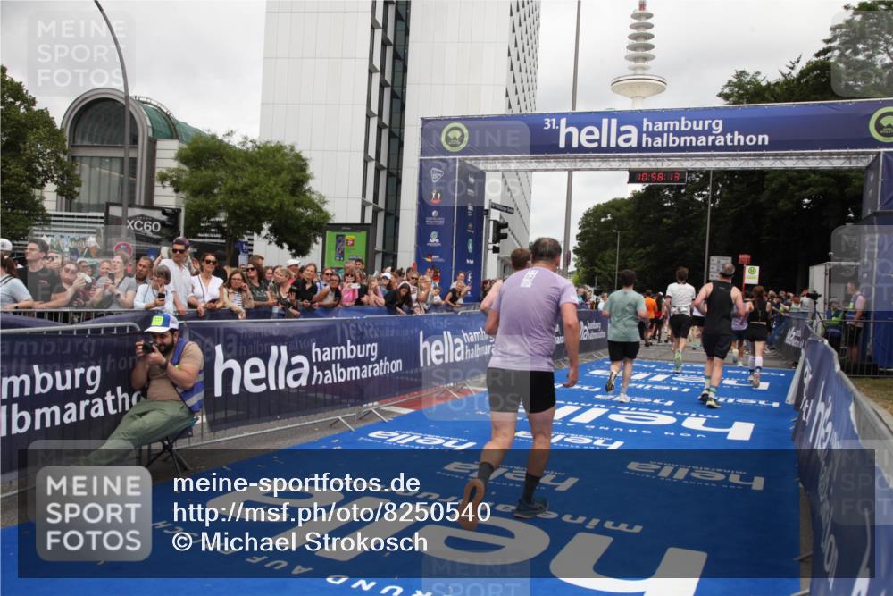29.06.2025 - hella hamburg halbmarathon Michael Strokosch http://msf.ph/oto/8250540 29.06.2025 10:58:12 Ziel 1563, 1611, 2907, 4319, 4426, 6892, 8290, 10408, 13666, 15125, 15189 meine-sportfotos.de
