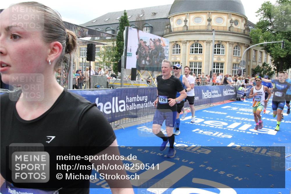 29.06.2025 - hella hamburg halbmarathon Michael Strokosch http://msf.ph/oto/8250541 29.06.2025 10:49:56 Ziel 2540, 4017, 5460, 8454, 8455, 9126, 9200, 9491, 9597, 11975, 12527, 12733, 13463, 16716, 16732, 16800, 16887, 19109, 19122 meine-sportfotos.de
