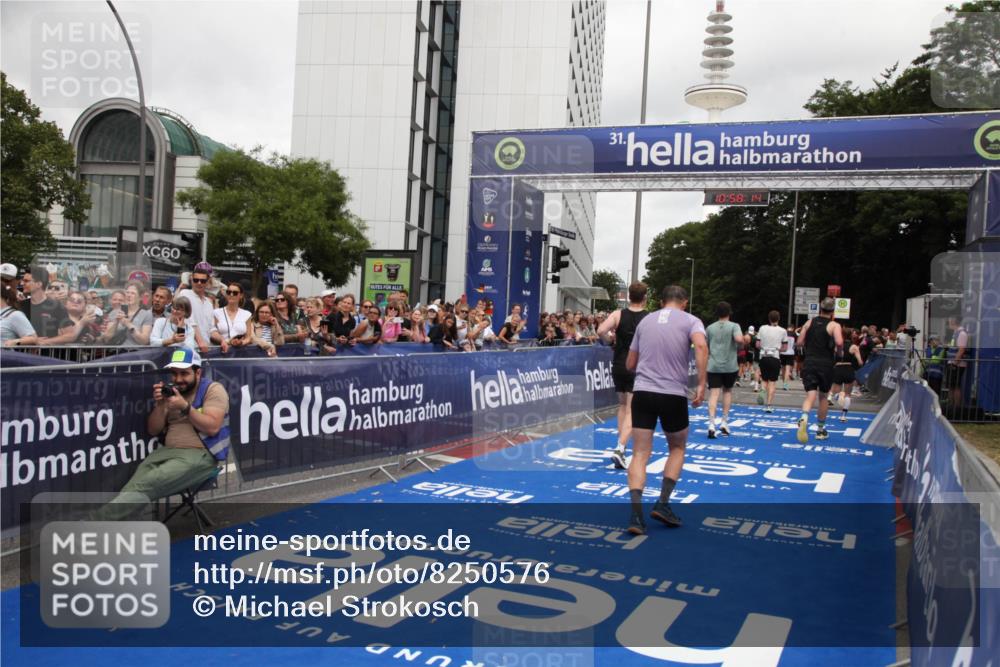 29.06.2025 - hella hamburg halbmarathon Michael Strokosch http://msf.ph/oto/8250576 29.06.2025 10:58:12 Ziel 1563, 1611, 2907, 4319, 4426, 6892, 8290, 10408, 13666, 15125, 15189 meine-sportfotos.de