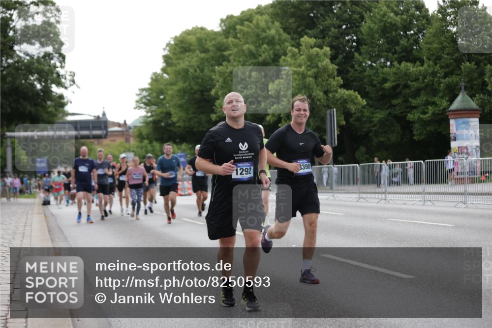 29.06.2025 - hella hamburg halbmarathon Jannik Wohlers http://msf.ph/oto/8250593 29.06.2025 10:30:57 Lombardsbrücke 1292, 1979, 2414, 2914, 4561, 4817, 5165, 5437, 5846, 5943, 6057, 6078, 7604, 7772, 8050, 8072, 8073, 10111, 10586, 11587, 14349, 15725, 16457, 16978, 17509, 17587, 17706, 17989, 18390, 18507, 18883, 18943 meine-sportfotos.de