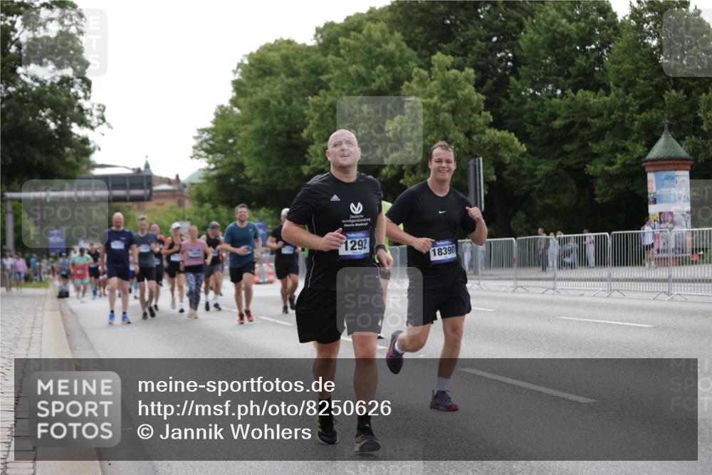 29.06.2025 - hella hamburg halbmarathon Jannik Wohlers http://msf.ph/oto/8250626 29.06.2025 10:30:57 Lombardsbrücke 1292, 1979, 2414, 2914, 4561, 4817, 5165, 5437, 5846, 5943, 6057, 6078, 7604, 7772, 8050, 8072, 8073, 10111, 10586, 11587, 14349, 15725, 16457, 16978, 17509, 17587, 17706, 17989, 18390, 18507, 18883, 18943 meine-sportfotos.de