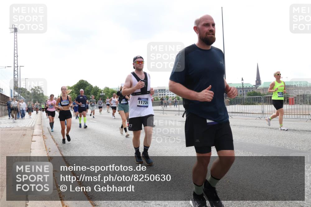 29.06.2025 - hella hamburg halbmarathon Lena Gebhardt http://msf.ph/oto/8250630 29.06.2025 10:45:40 Lombardsbrücke 1004, 1033, 1060, 1085, 1100, 1104, 1421, 1426, 1555, 1713, 1798, 1854, 1983, 2008, 2216, 2217, 2522, 2550, 2657, 2664, 2917, 2954, 2965, 2973, 3160, 3164, 3357, 3377, 3879, 3993, 4099, 4102, 4104, 4224, 4306, 4317, 4388, 4504, 4572, 4820, 4851, 5044, 5099, 5108, 5339, 5635, 5636, 5949, 6133, 6150, 6333, 6623, 6763, 6788, 6911, 6922, 6980, 7268, 7283, 7356, 7530, 7541, 7605, 7859, 8605, 8745, 9120, 9121, 9620, 10030, 10182, 10225, 10327, 10329, 10367, 10511, 11314 meine-sportfotos.de