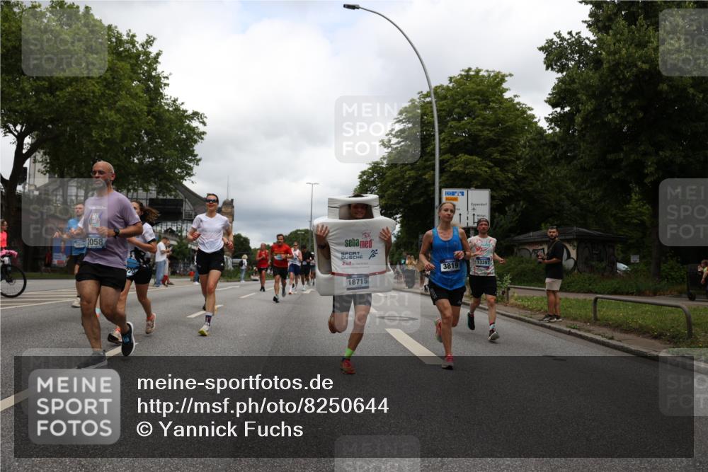 29.06.2025 - hella hamburg halbmarathon Yannick Fuchs http://msf.ph/oto/8250644 29.06.2025 10:47:55 20KM 1030, 1267, 1422, 1442, 1502, 1549, 1870, 2058, 2070, 2354, 2432, 2518, 2630, 3096, 3103, 3819, 4299, 5020, 5259, 5638, 6260, 6294, 6374, 6511, 6512, 7274, 7395, 7478, 7973, 8285, 8335, 8394, 9032, 9380, 9791, 9922, 10040, 11009, 11068, 11430, 11844, 12321, 12607, 12632, 13033, 13397, 13794, 13803, 13865, 13912, 14026, 14239, 14702, 15146, 15441, 15838, 15856, 15946, 16780, 17348, 17482, 18143, 18308, 18418, 18450, 18514, 18612, 19067 meine-sportfotos.de