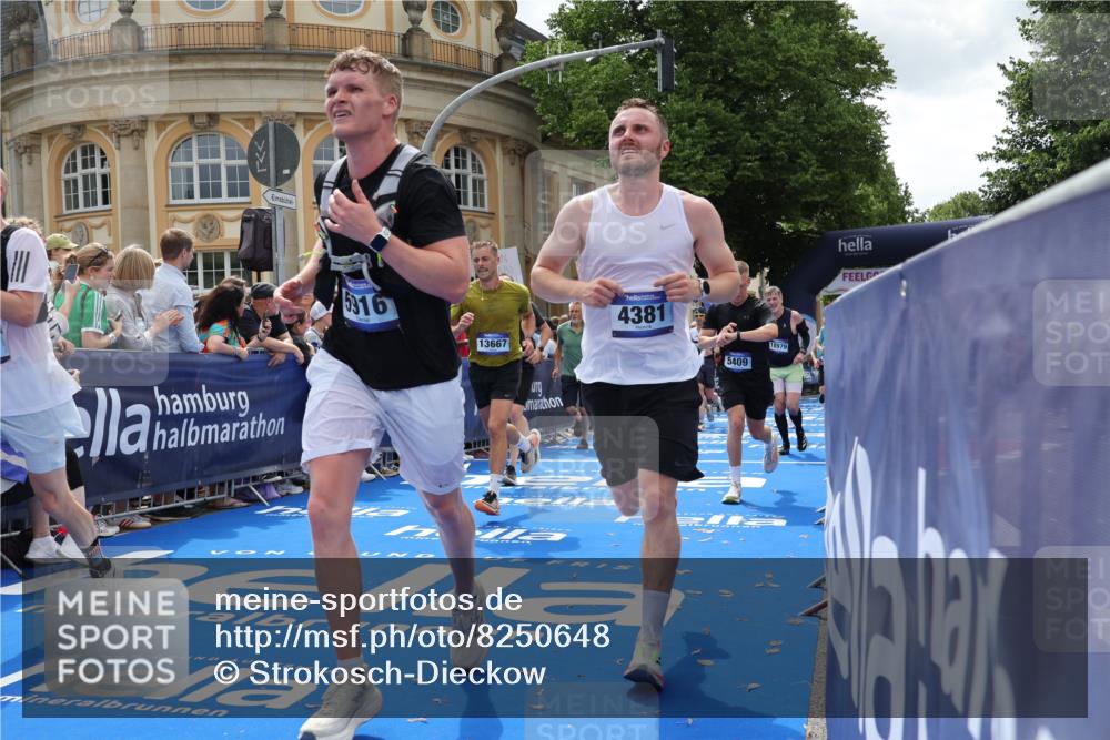 29.06.2025 - hella hamburg halbmarathon Strokosch-Dieckow http://msf.ph/oto/8250648 29.06.2025 10:40:13 Ziel 3547, 4381, 5007, 5409, 5410, 5508, 5803, 5916, 7495, 8465, 8933, 10968, 11731, 12704, 13667, 14699, 18614, 18979 meine-sportfotos.de