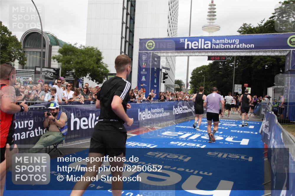 29.06.2025 - hella hamburg halbmarathon Michael Strokosch http://msf.ph/oto/8250652 29.06.2025 10:58:13 Ziel 1563, 1611, 2907, 4319, 4426, 6892, 8290, 10408, 13666, 15125, 15189 meine-sportfotos.de