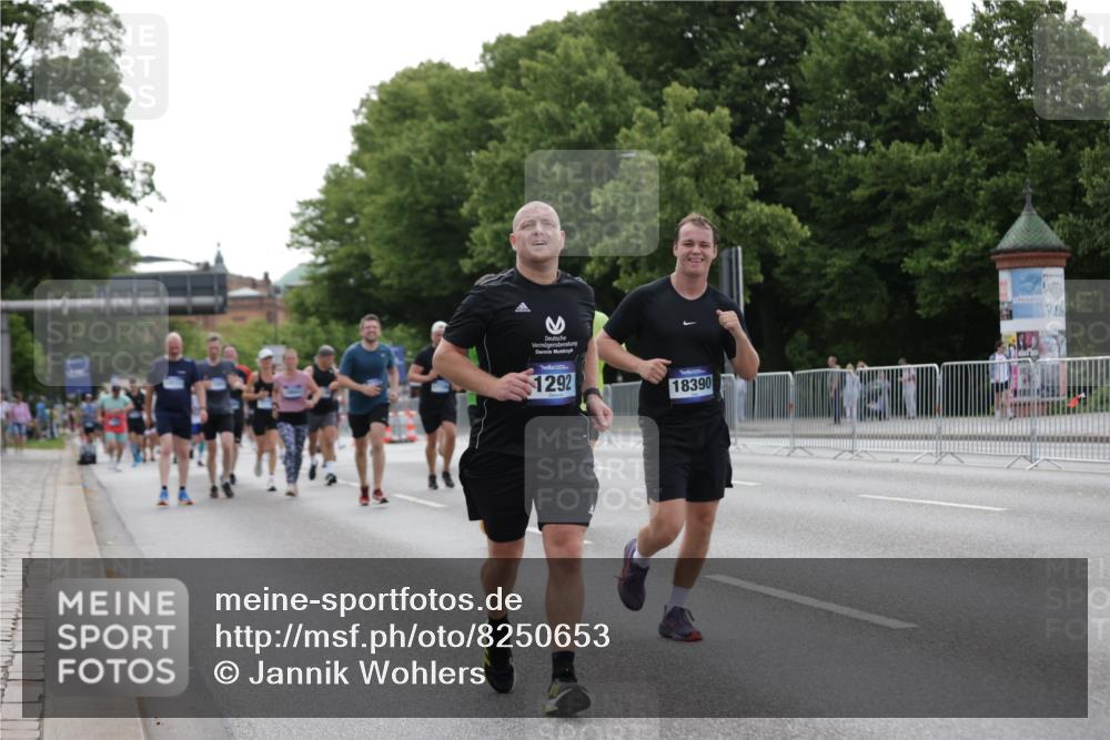 29.06.2025 - hella hamburg halbmarathon Jannik Wohlers http://msf.ph/oto/8250653 29.06.2025 10:30:57 Lombardsbrücke 1292, 1979, 2414, 2914, 4561, 4817, 5165, 5437, 5846, 5943, 6057, 6078, 7604, 7772, 8050, 8072, 8073, 10111, 10586, 11587, 14349, 15725, 16457, 16978, 17509, 17587, 17706, 17989, 18390, 18507, 18883, 18943 meine-sportfotos.de