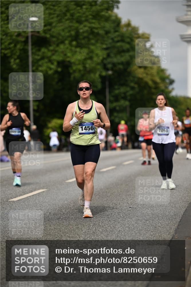 29.06.2025 - hella hamburg halbmarathon Dr. Thomas Lammeyer http://msf.ph/oto/8250659 29.06.2025 10:14:21 Kennedybrücke 1052, 1186, 1456, 1483, 1513, 4389, 7058, 7250, 7685, 8090, 8685, 9150, 9681, 9816, 9829, 9988, 11180 meine-sportfotos.de