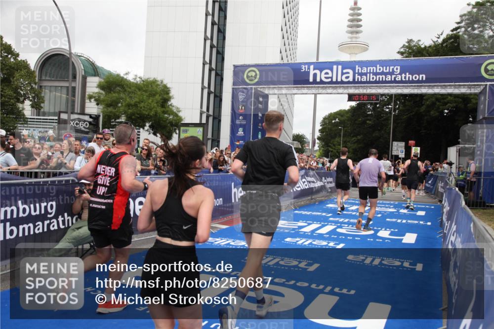 29.06.2025 - hella hamburg halbmarathon Michael Strokosch http://msf.ph/oto/8250687 29.06.2025 10:58:13 Ziel 1563, 1611, 2907, 4319, 4426, 6892, 8290, 10408, 13666, 15125, 15189 meine-sportfotos.de