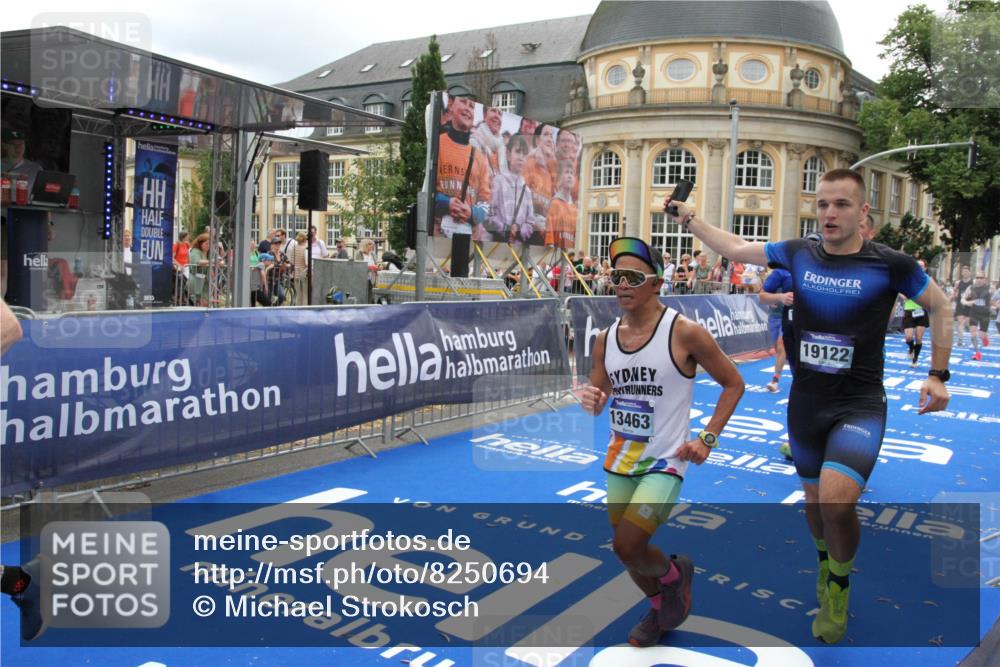 29.06.2025 - hella hamburg halbmarathon Michael Strokosch http://msf.ph/oto/8250694 29.06.2025 10:49:57 Ziel 2540, 4017, 5460, 8454, 8455, 9126, 9200, 9491, 9597, 12527, 12733, 13463, 16716, 16732, 16800, 16887, 19109, 19122 meine-sportfotos.de