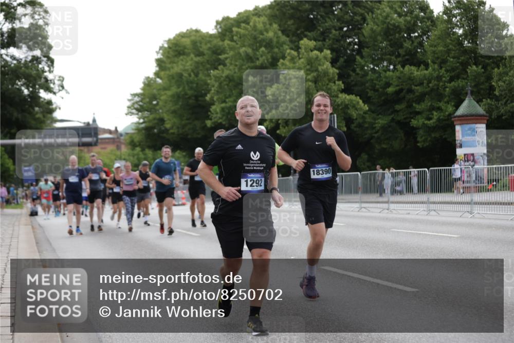 29.06.2025 - hella hamburg halbmarathon Jannik Wohlers http://msf.ph/oto/8250702 29.06.2025 10:30:57 Lombardsbrücke 1292, 1979, 2414, 2914, 4561, 4817, 5165, 5437, 5846, 5943, 6057, 6078, 7604, 7772, 8050, 8072, 8073, 10111, 10586, 11587, 14349, 15725, 16457, 16978, 17509, 17587, 17706, 17989, 18390, 18507, 18883, 18943 meine-sportfotos.de