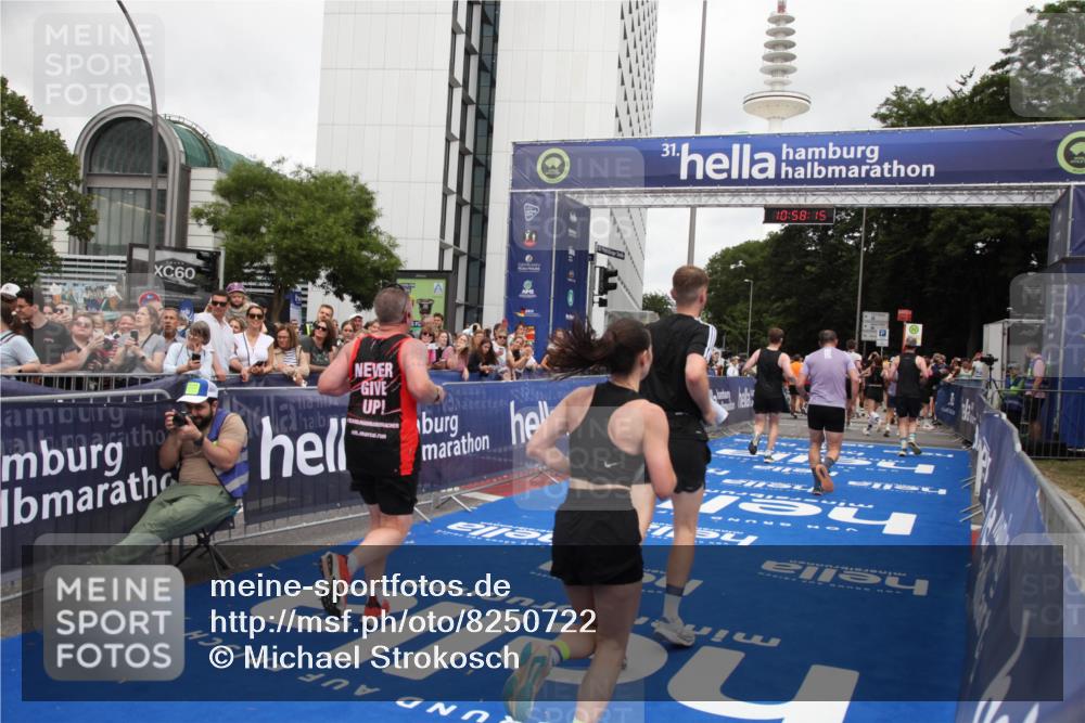 29.06.2025 - hella hamburg halbmarathon Michael Strokosch http://msf.ph/oto/8250722 29.06.2025 10:58:14 Ziel 1563, 1611, 2907, 4319, 4426, 6104, 8290, 10408, 13666, 15125, 15189, 18068 meine-sportfotos.de