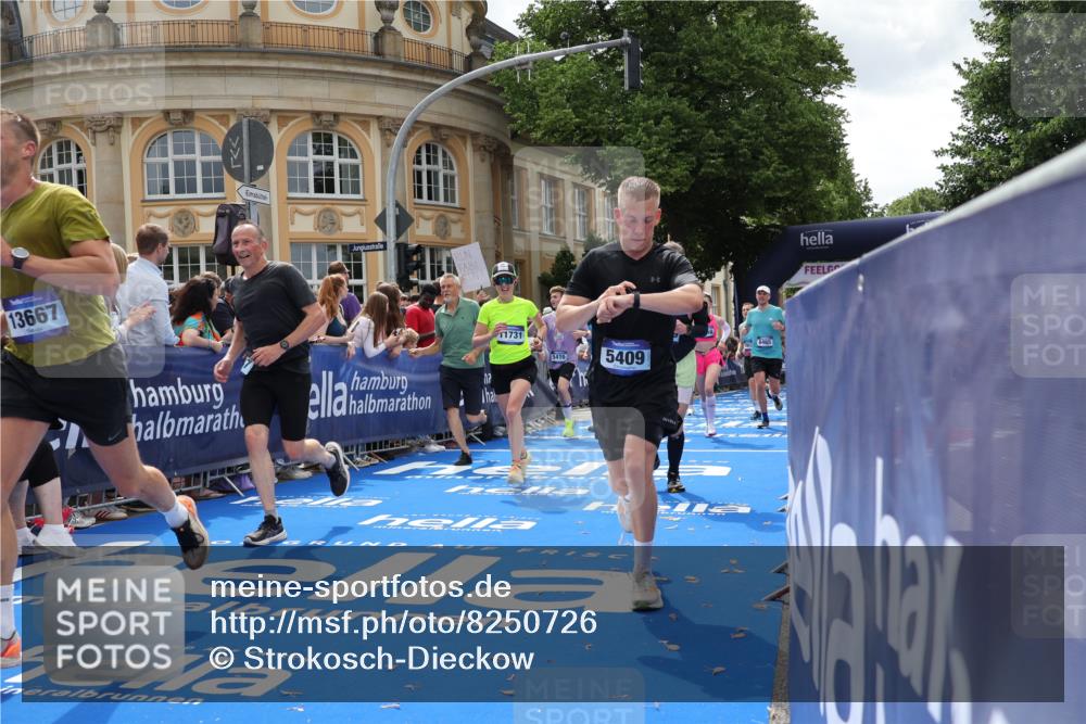 29.06.2025 - hella hamburg halbmarathon Strokosch-Dieckow http://msf.ph/oto/8250726 29.06.2025 10:40:14 Ziel 3547, 4381, 5007, 5409, 5410, 5508, 5803, 5916, 7495, 8370, 8465, 10968, 11731, 12704, 13667, 14699, 18614, 18979 meine-sportfotos.de
