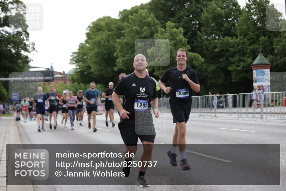 29.06.2025 - hella hamburg halbmarathon Jannik Wohlers http://msf.ph/oto/8250737 29.06.2025 10:30:57 Lombardsbrücke 1292, 1979, 2414, 2914, 4561, 4817, 5165, 5437, 5846, 5943, 6057, 6078, 7604, 7772, 8050, 8072, 8073, 10111, 10586, 11587, 14349, 15725, 16457, 16978, 17509, 17587, 17706, 17989, 18390, 18507, 18883, 18943 meine-sportfotos.de