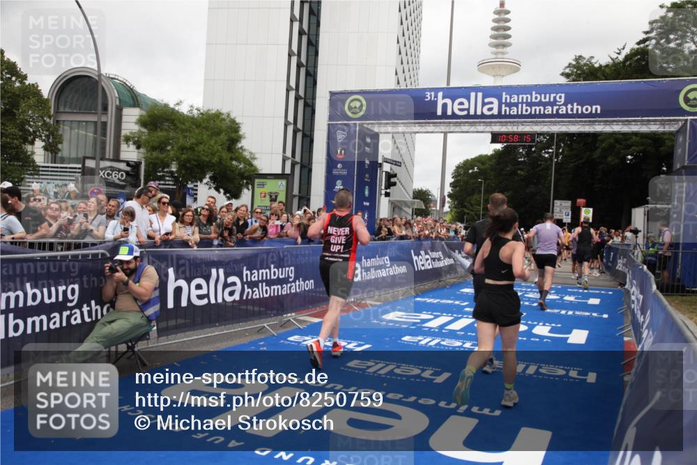29.06.2025 - hella hamburg halbmarathon Michael Strokosch http://msf.ph/oto/8250759 29.06.2025 10:58:14 Ziel 1563, 1611, 2907, 4319, 4426, 6104, 8290, 10408, 13666, 15125, 15189, 18068 meine-sportfotos.de