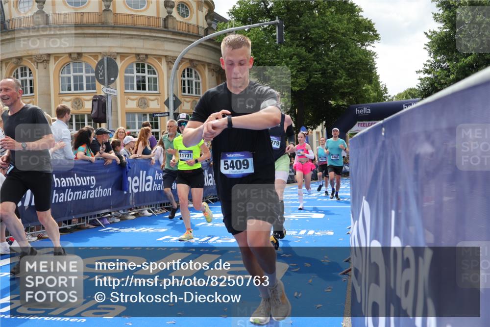 29.06.2025 - hella hamburg halbmarathon Strokosch-Dieckow http://msf.ph/oto/8250763 29.06.2025 10:40:14 Ziel 3547, 4381, 5007, 5409, 5410, 5508, 5803, 5916, 7495, 8370, 8465, 10968, 11731, 12704, 13667, 14699, 18614, 18979 meine-sportfotos.de