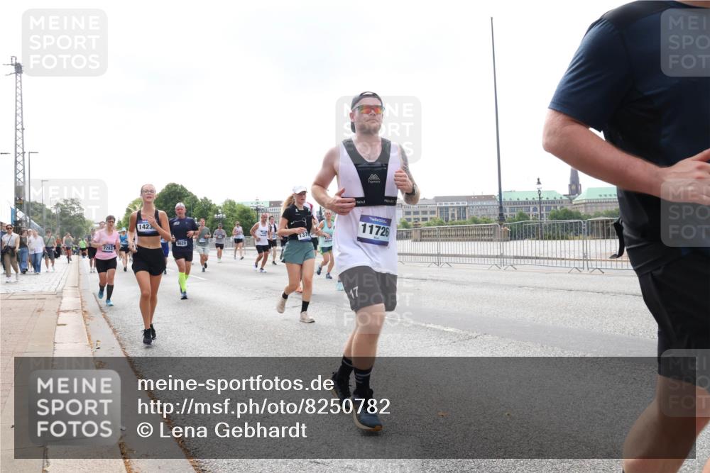 29.06.2025 - hella hamburg halbmarathon Lena Gebhardt http://msf.ph/oto/8250782 29.06.2025 10:45:41 Lombardsbrücke 1004, 1033, 1060, 1085, 1100, 1104, 1421, 1426, 1555, 1713, 1798, 1854, 1983, 2008, 2216, 2217, 2398, 2522, 2550, 2657, 2664, 2917, 2954, 2965, 2973, 3160, 3164, 3357, 3377, 3879, 3993, 4099, 4102, 4104, 4224, 4306, 4317, 4388, 4504, 4572, 4820, 4851, 5044, 5099, 5108, 5339, 5635, 5636, 5949, 6133, 6150, 6333, 6623, 6763, 6788, 6911, 6922, 6980, 7268, 7283, 7356, 7530, 7541, 7605, 7859, 8605, 8745, 9120, 9121, 9620, 10030, 10182, 10225, 10327, 10329, 10367, 10511, 11314 meine-sportfotos.de