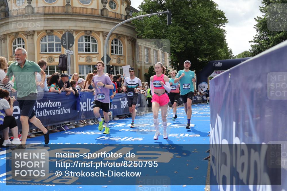 29.06.2025 - hella hamburg halbmarathon Strokosch-Dieckow http://msf.ph/oto/8250795 29.06.2025 10:40:16 Ziel 3547, 4381, 5409, 5410, 5803, 5916, 7495, 8370, 8465, 10968, 11731, 12704, 13667, 14699, 17245, 17916, 18614, 18979 meine-sportfotos.de