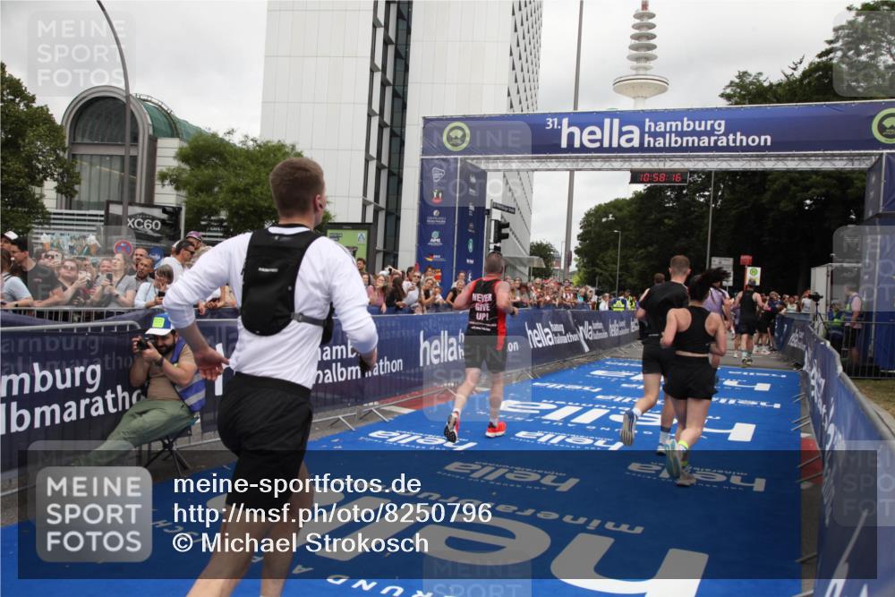 29.06.2025 - hella hamburg halbmarathon Michael Strokosch http://msf.ph/oto/8250796 29.06.2025 10:58:15 Ziel 1563, 2907, 4426, 6104, 8290, 10408, 13666, 14631, 15125, 15189, 18068 meine-sportfotos.de