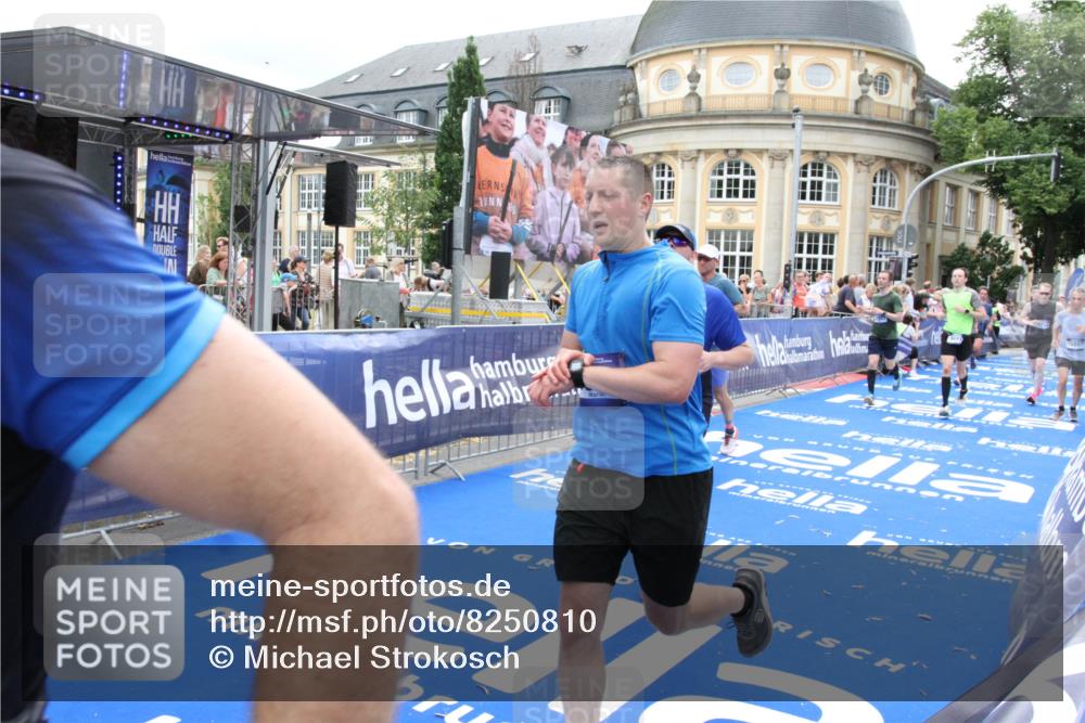 29.06.2025 - hella hamburg halbmarathon Michael Strokosch http://msf.ph/oto/8250810 29.06.2025 10:49:58 Ziel 2540, 3692, 3852, 4017, 5460, 8454, 8455, 9126, 9200, 9491, 9597, 12527, 12733, 13463, 16716, 16732, 16800, 16887, 19109, 19122 meine-sportfotos.de