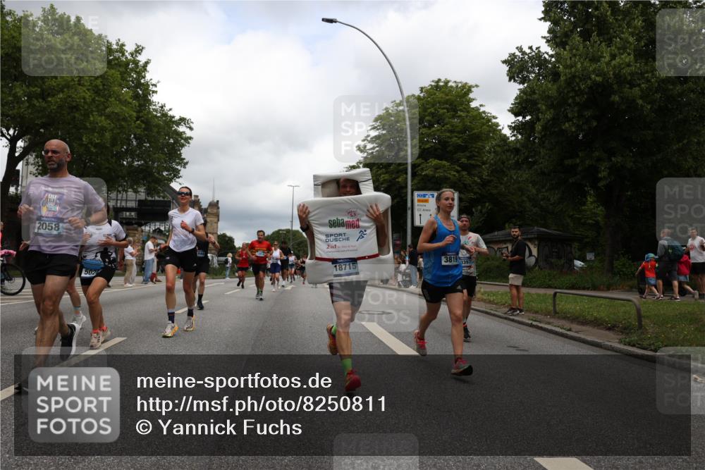 29.06.2025 - hella hamburg halbmarathon Yannick Fuchs http://msf.ph/oto/8250811 29.06.2025 10:47:56 20KM 1267, 1422, 1442, 1502, 1549, 1870, 2058, 2070, 2354, 2432, 2518, 2630, 3096, 3103, 3819, 4299, 5020, 5259, 6260, 6294, 6374, 6511, 6512, 7274, 7395, 7478, 7973, 8285, 8335, 8394, 9032, 9380, 9791, 9922, 10040, 11009, 11068, 11430, 11789, 11844, 12321, 12607, 12632, 13033, 13397, 13794, 13803, 13912, 14026, 14239, 14702, 15146, 15441, 15838, 15856, 15946, 16780, 17348, 17482, 18143, 18308, 18418, 18450, 18514, 18612, 19067 meine-sportfotos.de