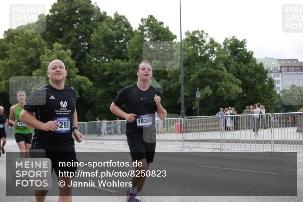 29.06.2025 - hella hamburg halbmarathon Jannik Wohlers http://msf.ph/oto/8250823 29.06.2025 10:30:57 Lombardsbrücke 1292, 1979, 2414, 2914, 4561, 4817, 5165, 5437, 5846, 5943, 6057, 6078, 7604, 7772, 8050, 8072, 8073, 10111, 10586, 11587, 14349, 15725, 16457, 16978, 17509, 17587, 17706, 17989, 18390, 18507, 18883, 18943 meine-sportfotos.de