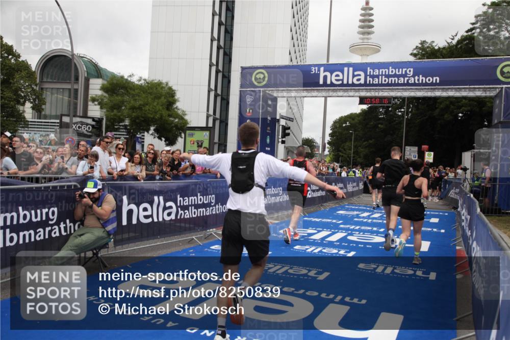 29.06.2025 - hella hamburg halbmarathon Michael Strokosch http://msf.ph/oto/8250839 29.06.2025 10:58:15 Ziel 1563, 2907, 4426, 6104, 8290, 10408, 13666, 14631, 15125, 15189, 18068 meine-sportfotos.de