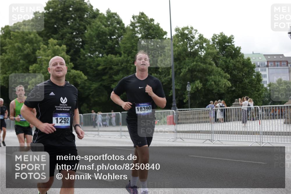 29.06.2025 - hella hamburg halbmarathon Jannik Wohlers http://msf.ph/oto/8250840 29.06.2025 10:30:58 Lombardsbrücke 1292, 1979, 2414, 2914, 4561, 4817, 5165, 5437, 5846, 5943, 6057, 6078, 7604, 7772, 8050, 8072, 8073, 10111, 10586, 11587, 14349, 15725, 16457, 16978, 17509, 17587, 17706, 17989, 18390, 18507, 18883, 18943 meine-sportfotos.de
