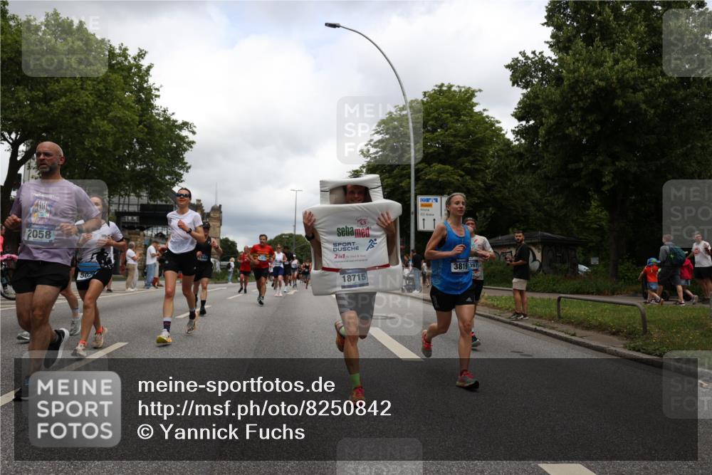 29.06.2025 - hella hamburg halbmarathon Yannick Fuchs http://msf.ph/oto/8250842 29.06.2025 10:47:56 20KM 1267, 1422, 1442, 1502, 1549, 1870, 2058, 2070, 2354, 2432, 2518, 2630, 3096, 3103, 3819, 4299, 5020, 5259, 6260, 6294, 6374, 6511, 6512, 7274, 7395, 7478, 7973, 8285, 8335, 8394, 9032, 9380, 9791, 9922, 10040, 11009, 11068, 11430, 11789, 11844, 12321, 12607, 12632, 13033, 13397, 13794, 13803, 13912, 14026, 14239, 14702, 15146, 15441, 15838, 15856, 15946, 16780, 17348, 17482, 18143, 18308, 18418, 18450, 18514, 18612, 19067 meine-sportfotos.de