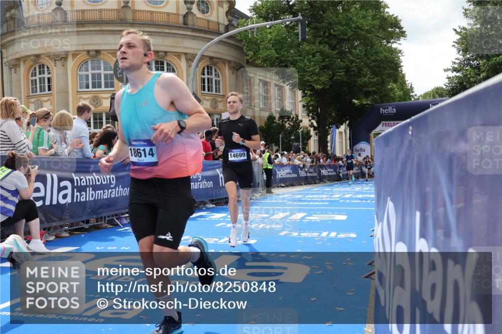 29.06.2025 - hella hamburg halbmarathon Strokosch-Dieckow http://msf.ph/oto/8250848 29.06.2025 10:40:18 Ziel 3547, 5409, 5410, 5803, 8370, 8465, 10968, 11731, 12704, 13667, 14699, 14924, 17245, 17916, 18614, 18979 meine-sportfotos.de