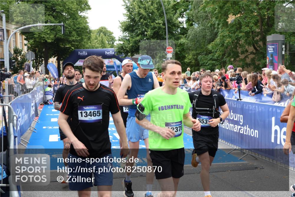 29.06.2025 - hella hamburg halbmarathon Zöllner http://msf.ph/oto/8250870 29.06.2025 10:58:08 Ziel 1563, 1611, 3141, 4319, 4579, 6531, 6892, 8089, 10036, 10408, 11832, 12773, 13666, 15090, 15189, 15527 meine-sportfotos.de