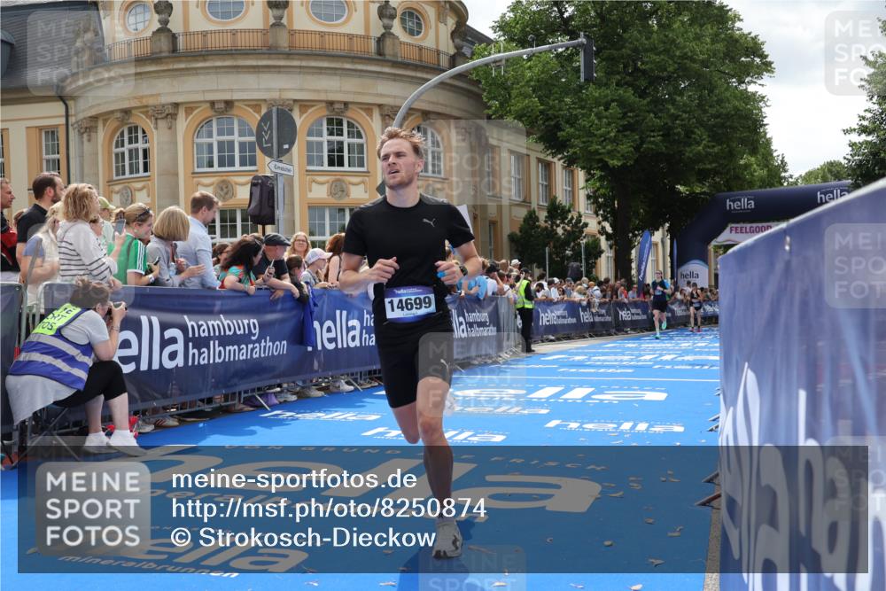 29.06.2025 - hella hamburg halbmarathon Strokosch-Dieckow http://msf.ph/oto/8250874 29.06.2025 10:40:18 Ziel 3547, 5409, 5410, 5803, 8370, 8465, 10968, 11731, 12704, 13667, 14699, 14924, 17245, 17916, 18614, 18979 meine-sportfotos.de