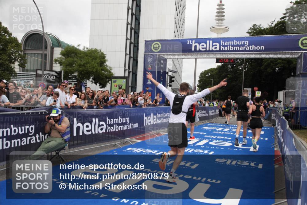 29.06.2025 - hella hamburg halbmarathon Michael Strokosch http://msf.ph/oto/8250879 29.06.2025 10:58:15 Ziel 1563, 2907, 4426, 6104, 8290, 10408, 13666, 14631, 15125, 15189, 18068 meine-sportfotos.de