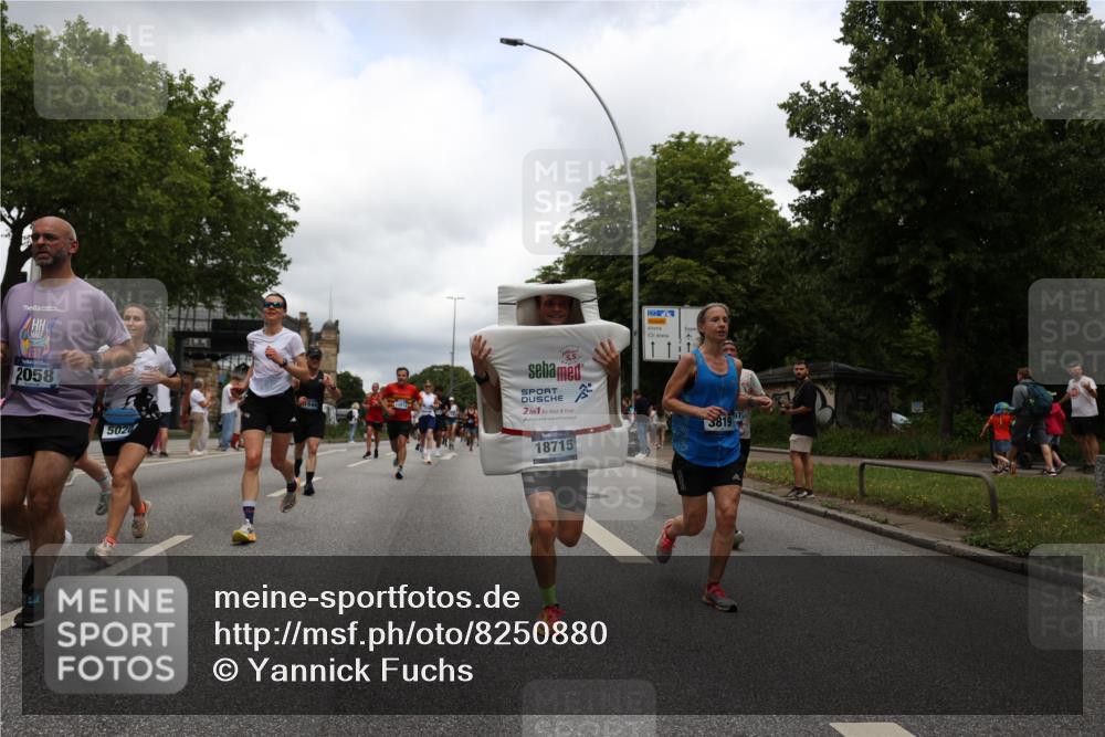 29.06.2025 - hella hamburg halbmarathon Yannick Fuchs http://msf.ph/oto/8250880 29.06.2025 10:47:56 20KM 1267, 1422, 1442, 1502, 1549, 1870, 2058, 2070, 2354, 2432, 2518, 2630, 3096, 3103, 3819, 4299, 5020, 5259, 6260, 6294, 6374, 6511, 6512, 7274, 7395, 7478, 7973, 8285, 8335, 8394, 9032, 9380, 9791, 9922, 10040, 11009, 11068, 11430, 11789, 11844, 12321, 12607, 12632, 13033, 13397, 13794, 13803, 13912, 14026, 14239, 14702, 15146, 15441, 15838, 15856, 15946, 16780, 17348, 17482, 18143, 18308, 18418, 18450, 18514, 18612, 19067 meine-sportfotos.de