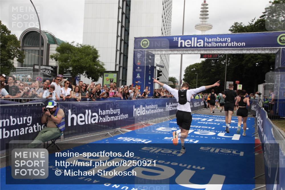 29.06.2025 - hella hamburg halbmarathon Michael Strokosch http://msf.ph/oto/8250921 29.06.2025 10:58:16 Ziel 1563, 2907, 4426, 6104, 8290, 14631, 15125, 15189, 18068 meine-sportfotos.de