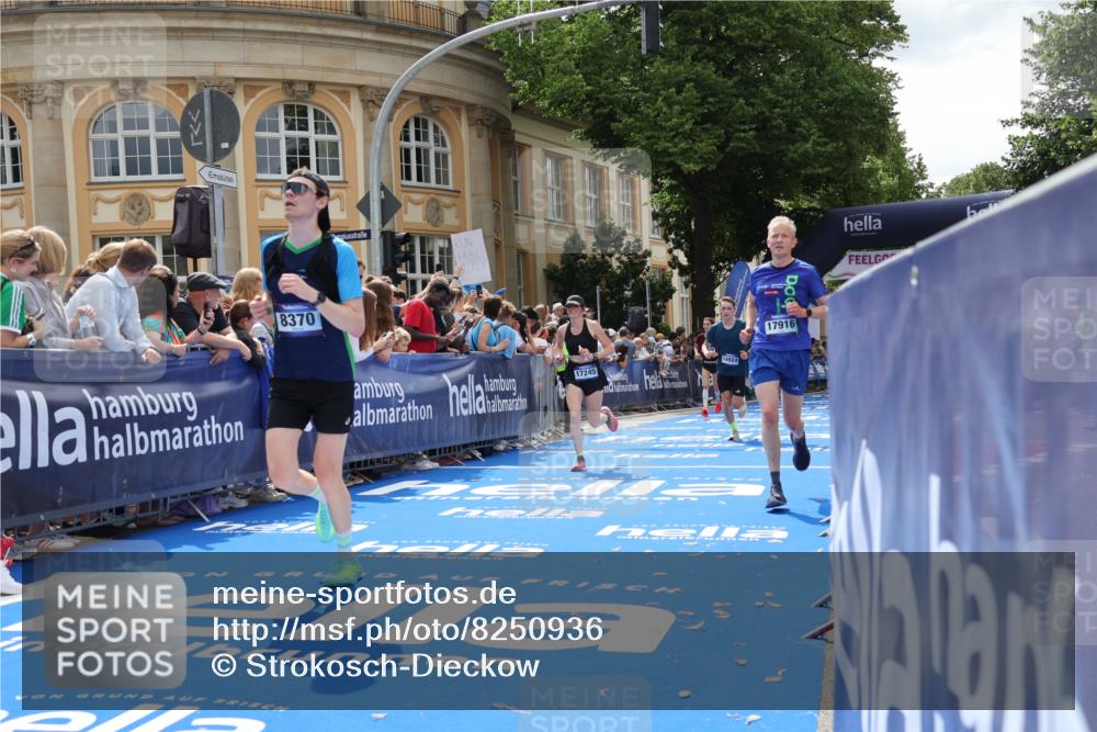 29.06.2025 - hella hamburg halbmarathon Strokosch-Dieckow http://msf.ph/oto/8250936 29.06.2025 10:40:24 Ziel 6649, 7284, 8370, 8966, 10978, 11767, 12540, 14924, 15164, 15247, 17214, 17245, 17916 meine-sportfotos.de