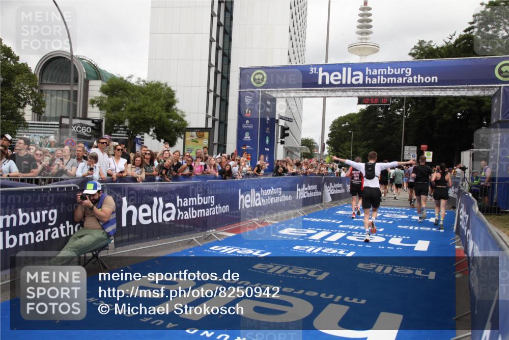 29.06.2025 - hella hamburg halbmarathon Michael Strokosch http://msf.ph/oto/8250942 29.06.2025 10:58:16 Ziel 1563, 2907, 4426, 6104, 8290, 14631, 15125, 15189, 18068 meine-sportfotos.de