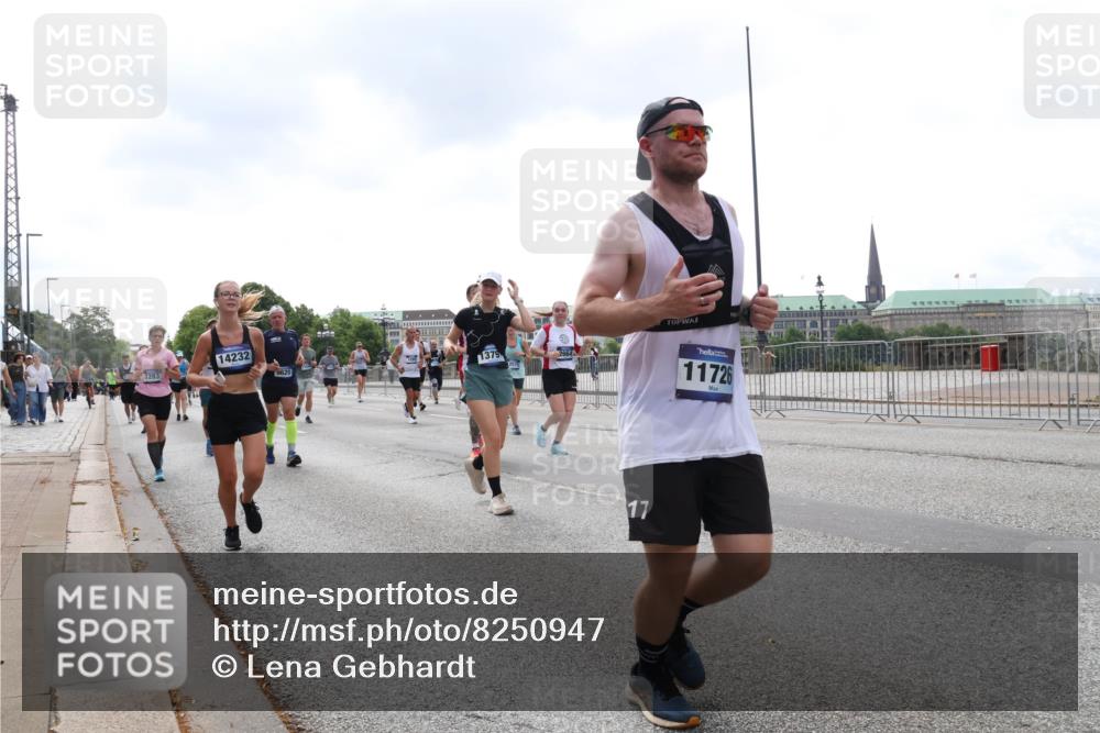 29.06.2025 - hella hamburg halbmarathon Lena Gebhardt http://msf.ph/oto/8250947 29.06.2025 10:45:41 Lombardsbrücke 1004, 1033, 1060, 1085, 1100, 1104, 1421, 1426, 1555, 1713, 1798, 1854, 1983, 2008, 2216, 2217, 2398, 2522, 2550, 2657, 2664, 2917, 2954, 2965, 2973, 3160, 3164, 3357, 3377, 3879, 3993, 4099, 4102, 4104, 4224, 4306, 4317, 4388, 4504, 4572, 4820, 4851, 5044, 5099, 5108, 5339, 5635, 5636, 5949, 6133, 6150, 6333, 6623, 6763, 6788, 6911, 6922, 6980, 7268, 7283, 7356, 7530, 7541, 7605, 7859, 8605, 8745, 9120, 9121, 9620, 10030, 10182, 10225, 10327, 10329, 10367, 10511, 11314 meine-sportfotos.de