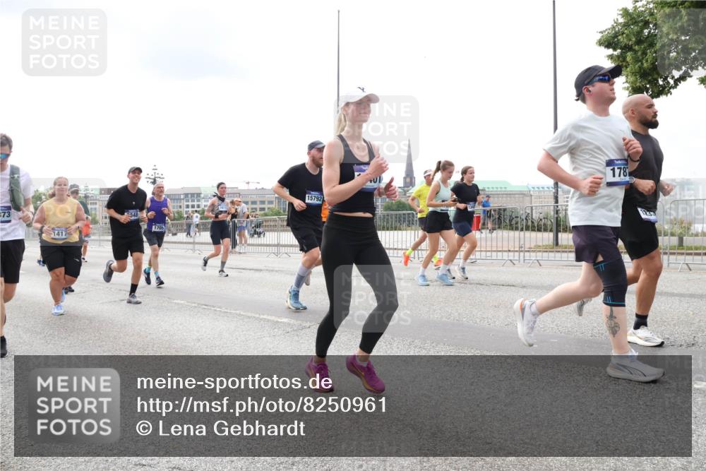 29.06.2025 - hella hamburg halbmarathon Lena Gebhardt http://msf.ph/oto/8250961 29.06.2025 10:34:09 Lombardsbrücke 1189, 1275, 1417, 1672, 1705, 1787, 1896, 2265, 2412, 2464, 2482, 2496, 2510, 2511, 2526, 2801, 2933, 3145, 3264, 3340, 3345, 3560, 3829, 3848, 4479, 4696, 4807, 4824, 4826, 4942, 5096, 5141, 5557, 5561, 5566, 5584, 5609, 5691, 5821, 5822, 5887, 6105, 6364, 6515, 6516, 6571, 6574, 6956, 7027, 7324, 7329, 7565, 8202, 8277, 8349, 8375, 8377, 8383, 8401, 8965, 9094, 9379, 9875, 9995, 10007, 10071, 10360, 10561, 10564, 11872, 13957, 16919, 17230, 18941 meine-sportfotos.de