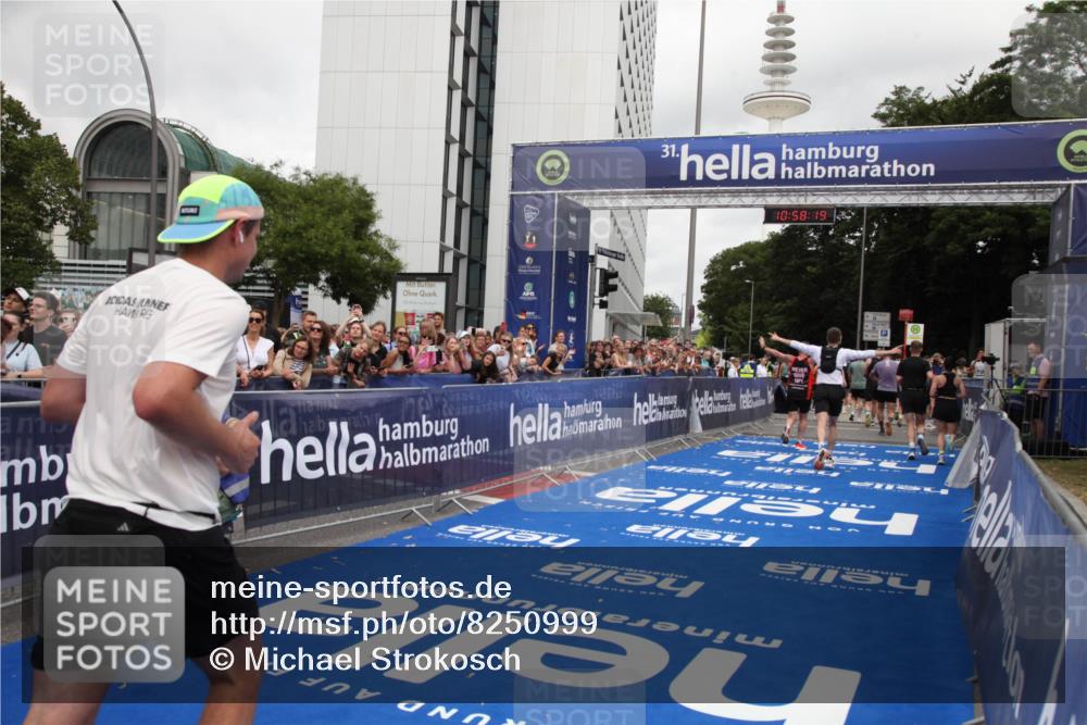 29.06.2025 - hella hamburg halbmarathon Michael Strokosch http://msf.ph/oto/8250999 29.06.2025 10:58:17 Ziel 1563, 2907, 4426, 4592, 6104, 8290, 9230, 14631, 15125, 18068 meine-sportfotos.de